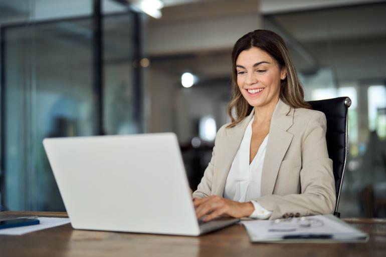 Trabajadora frente a un computador